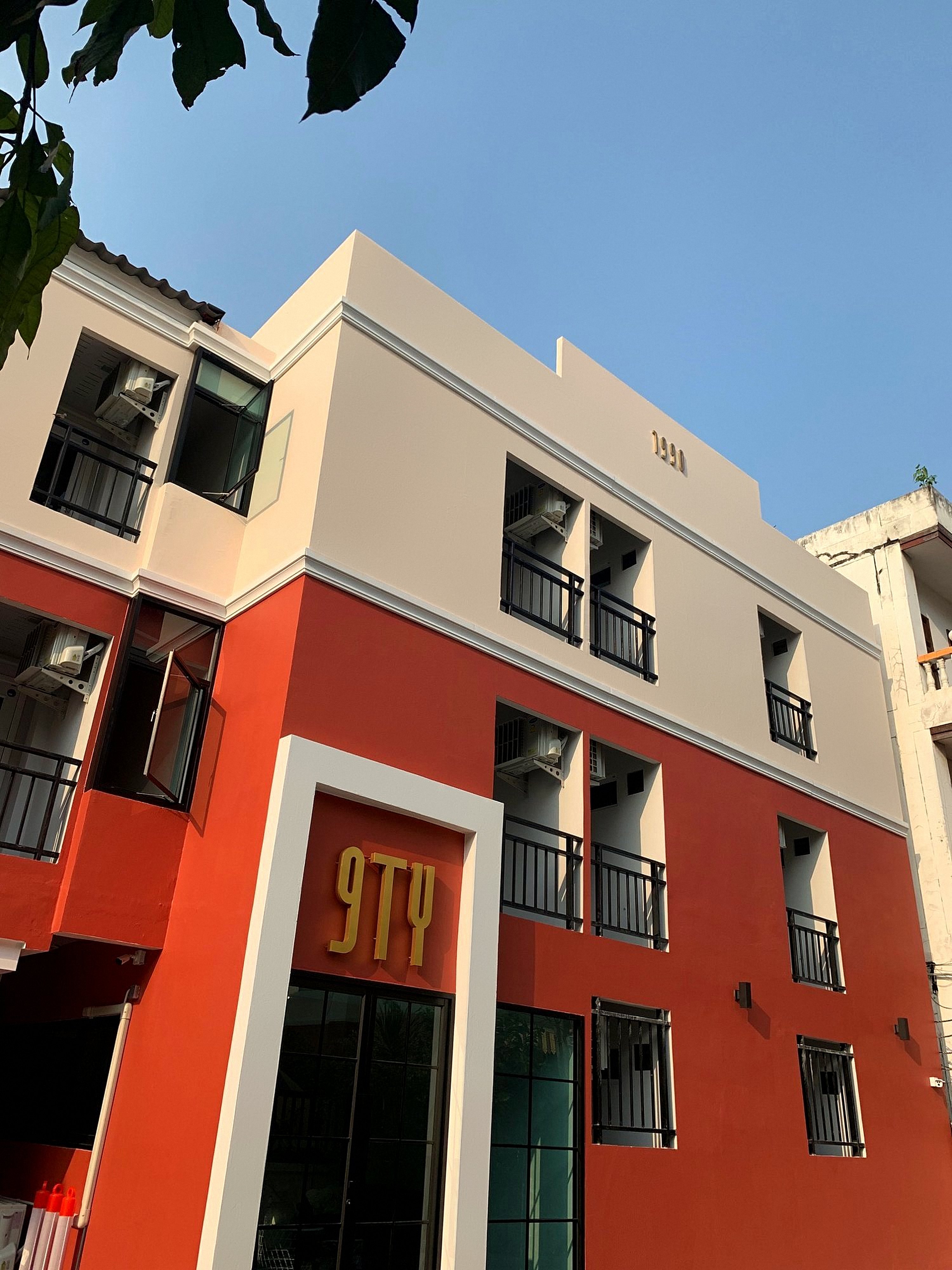 อาคาร 9TY Hotel ดอนเมือง